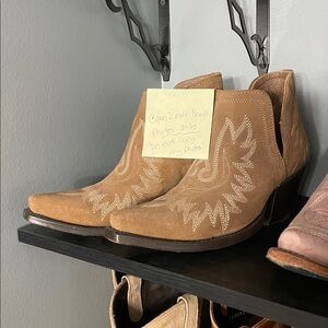 ♥️ Ariat Tan Dixon Embroidered Ankle Booties
🤎💛